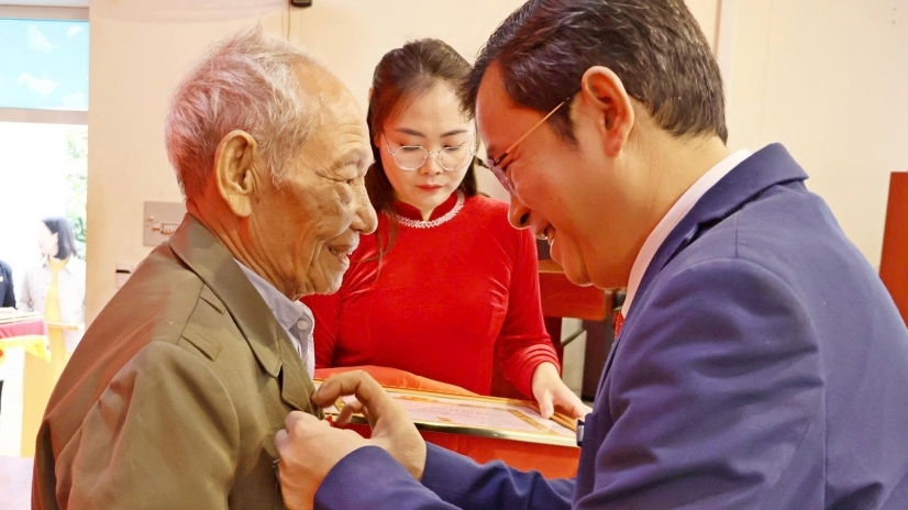 Xã Đoài Phương: 32 đảng viên xúc động nhận Huy hiệu Đảng