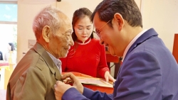 xa doai phuong 32 dang vien xuc dong nhan huy hieu dang