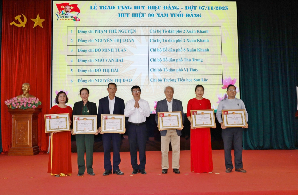 Phường Tùng Thiện: 38 đảng viên được trao tặng Huy hiệu Đảng Phường Tùng Thiện: 38 đảng viên được trao tặng Huy hiệu Đảng
