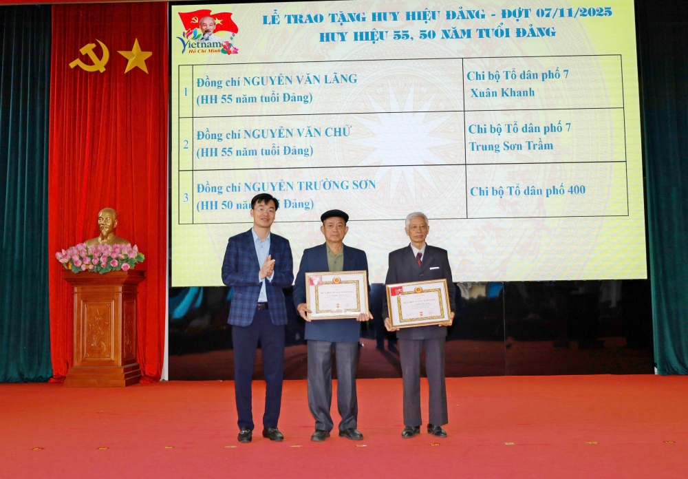 Phường Tùng Thiện: 38 đảng viên được trao tặng Huy hiệu Đảng Phường Tùng Thiện: 38 đảng viên được trao tặng Huy hiệu Đảng