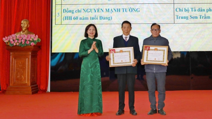 Phường Tùng Thiện: 38 đảng viên được trao tặng Huy hiệu Đảng