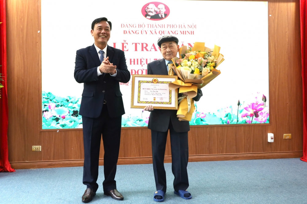 Thiếu tướng Đào Văn Nhận, Tư lệnh Bộ Tư lệnh Thủ đô Hà Nội trao Huy hiệu 70 năm tuổi Đảng tặng đồng chí Đào Xuân Bầy.