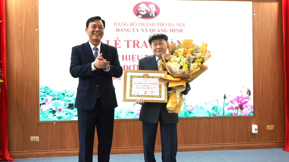 Tư lệnh Bộ Tư lệnh Thủ đô trao Huy hiệu Đảng tại xã Quang Minh