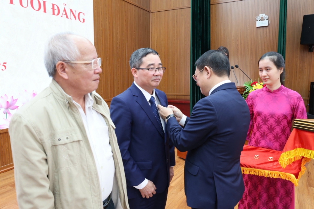 Đảng viên lão thành xã Tiến Thắng vinh dự nhận Huy hiệu Đảng