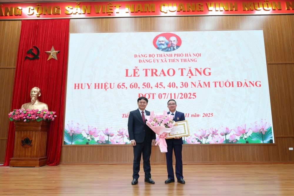 Đảng viên lão thành xã Tiến Thắng vinh dự nhận Huy hiệu Đảng