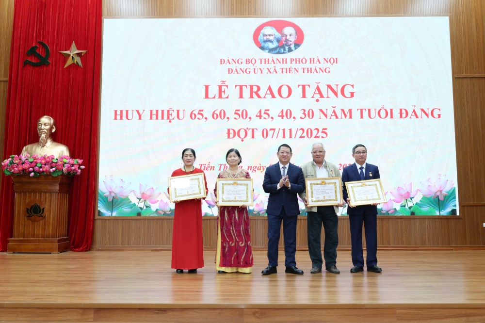 Đảng viên lão thành xã Tiến Thắng vinh dự nhận Huy hiệu Đảng