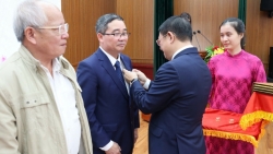 dang vien lao thanh xa tien thang vinh du nhan huy hieu dang