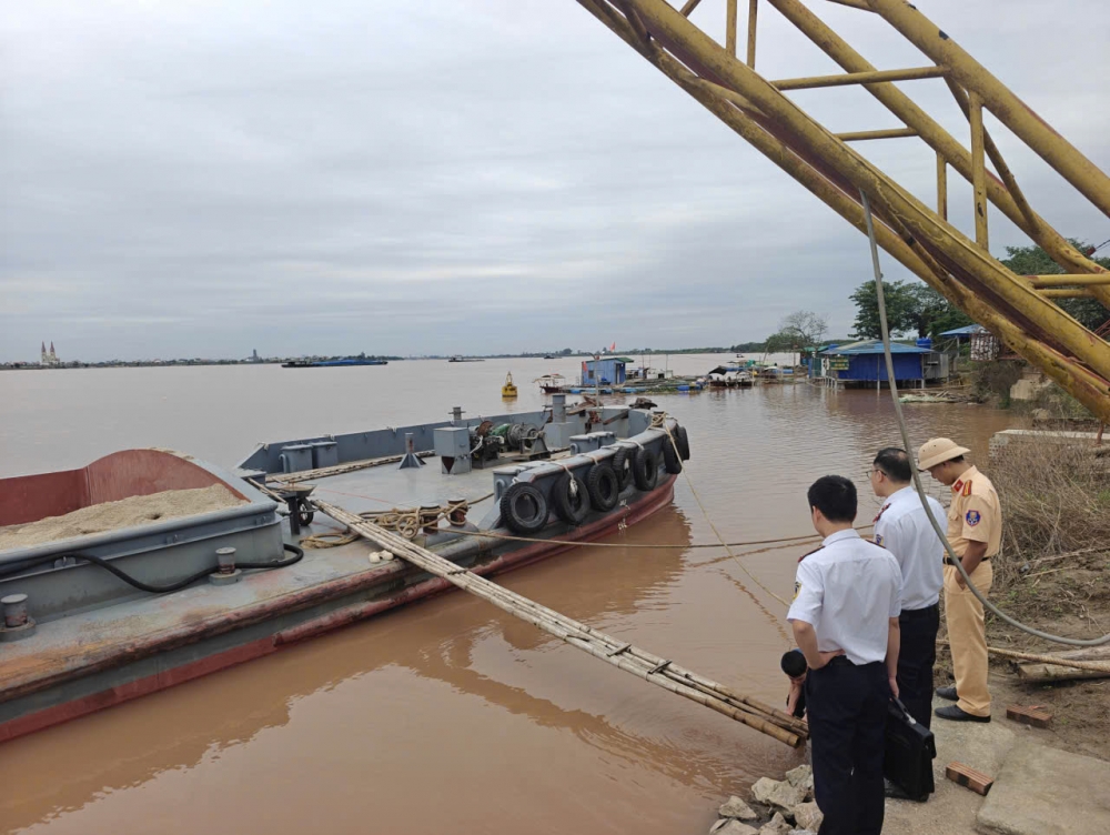 Xử lý bến bãi tập kết vật liệu xây dựng không phép trên tuyến sông Hồng