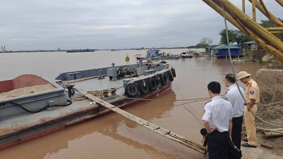 Xử lý bến bãi tập kết vật liệu xây dựng không phép trên tuyến sông Hồng