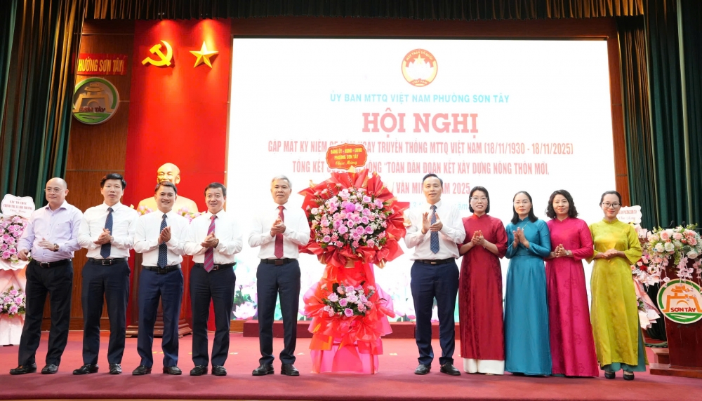 Thường trực Đảng ủy phường Sơn Tây chúc mừng