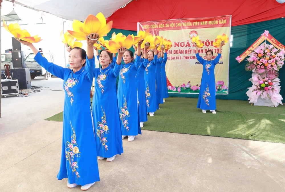 Rộn ràng ngày hội đoàn kết tại xã đảo Minh Châu