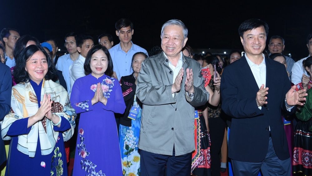 Tổng Bí thư Tô Lâm và các đại biểu dự Ngày hội Đại đoàn kết toàn dân tộc với nhân dân phường Thượng Cát, thành phố Hà Nội. (Ảnh: Báo Nhân dân)