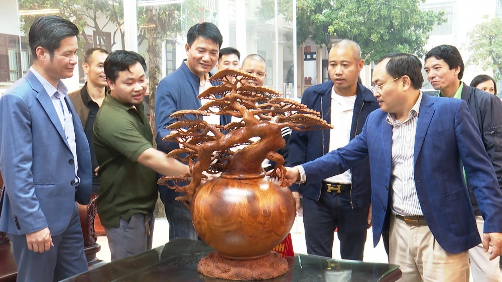 Các sản phẩm của làng nghề mộc Vạn Điểm được đông đảo du khách trong nước và quốc tế yêu thích. Ảnh: VGP.