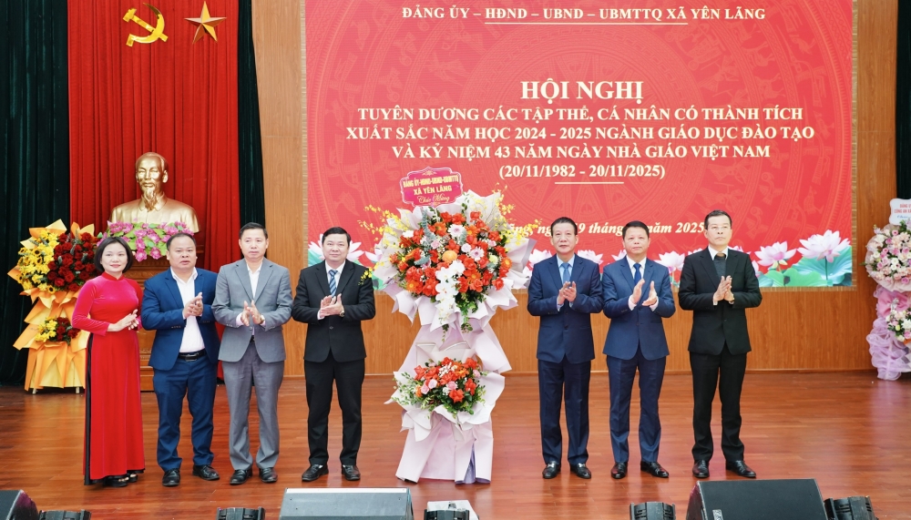 Lãnh đạo xã Yên Lãng chúc mừng ngành Giáo dục và Đào tạo xã nhân kỷ niệm 43 năm Ngày Nhà giáo Việt Nam 20-11. Ảnh: Ngọc Lương