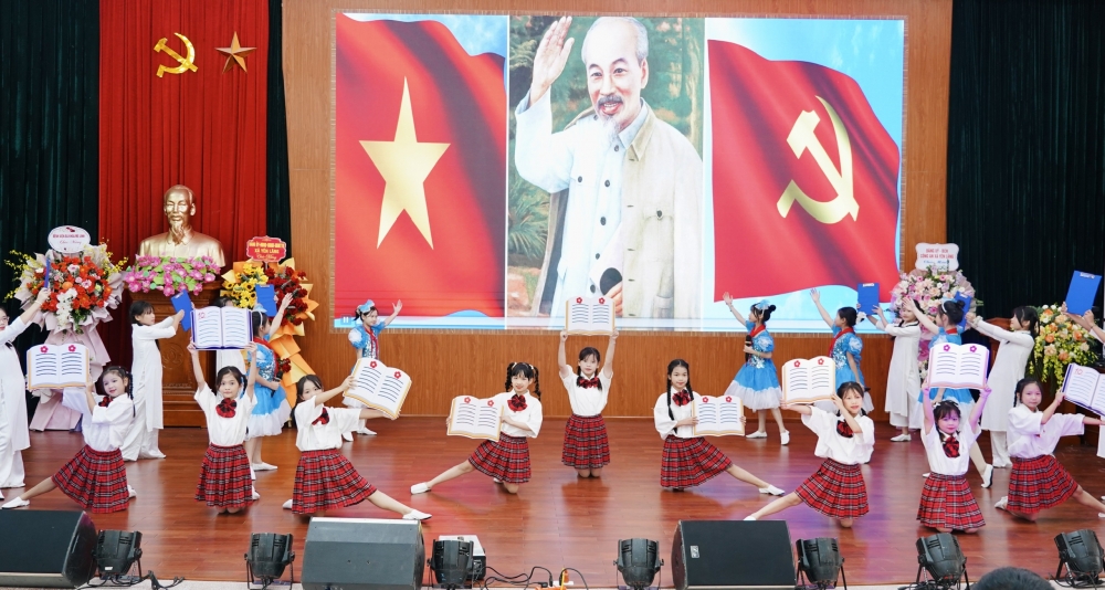 Học sinh tại Yên Lãng được đào tạo toàn diện về học vấn và phát triển văn, thể, mỹ.