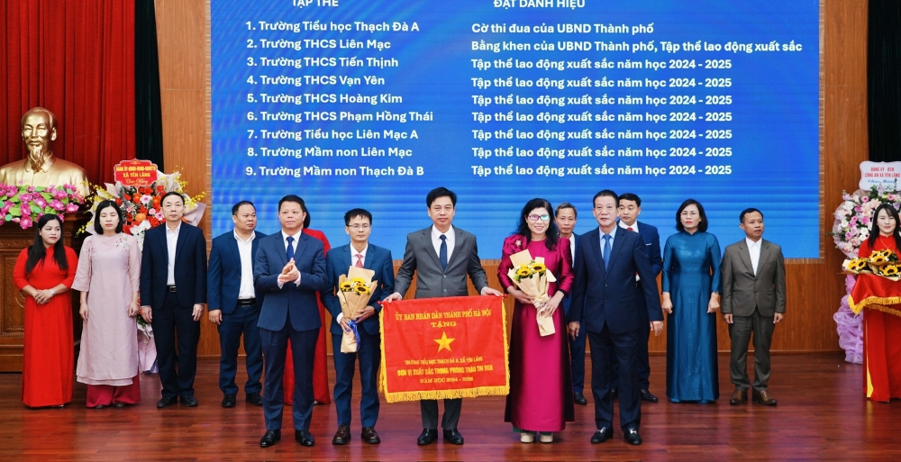  2 / 2  Lãnh đạo xã Yên Lãng trao thưởng cho các tập thể và cá nhân có thành tích trong năm học 2024-2025. Ảnh: Ngọc Lương