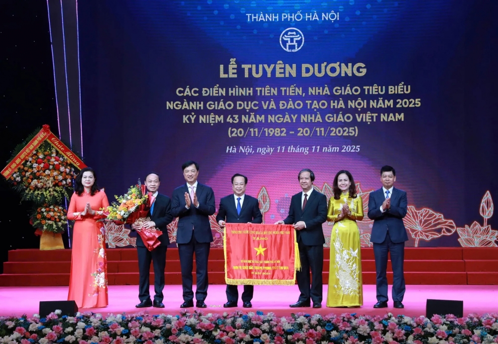 Ủy viên Bộ Chính trị, Bí thư Thành uỷ Hà Nội Nguyễn Duy Ngọc trao Cờ Thi đua Xuất sắc của Thủ tướng Chính phủ cho Sở GD&ĐT Hà Nội.