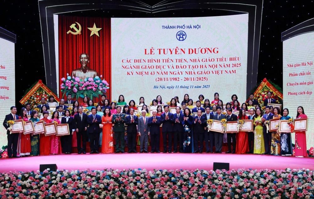 Các đồng chí lãnh đạo chụp ảnh lưu niệm cùng các tập thể, cá nhân được tặng Bằng khen của Chính phủ.