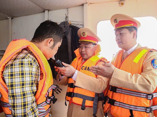 Hà Nội: Cảnh sát giao thông đường thủy ra quân xử lý 4 nhóm hành vi vi phạm