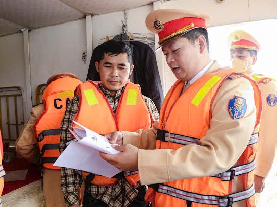 Tổ công tác xử lý trường hợp sử dụng Giấy chứng nhận an toàn kỹ thuật và bảo vệ môi trường đã hết hạn.