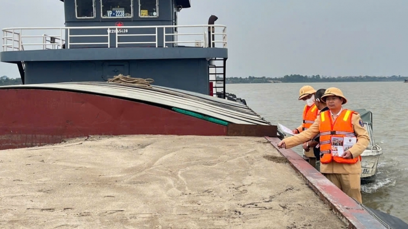 Hà Nội: Cảnh sát giao thông đường thủy ra quân xử lý 4 nhóm hành vi vi phạm