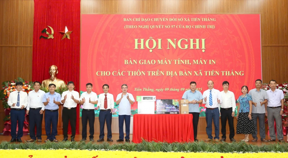 Chủ tịch UBND xã Tiến Thắng Nguyễn Minh Hải trao hệ thống máy tính, máy in cho các thôn trên địa bàn.