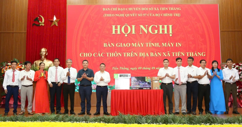 Bí thư Đảng ủy, Chủ tịch HĐND xã Hoàng Anh Tuấn trao hệ thống máy tính, máy in cho các thôn trên địa bàn.