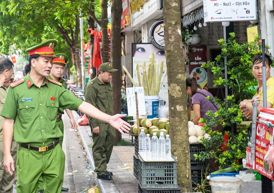 Lực lượng chức năng phường Vĩnh Tuy ra quân nhắc nhở, xử lý các trường hợp lấn chiếm vỉa hè, lòng đường làm nơi kinh doanh buôn bán. Ảnh: VOV Lực lượng chức năng phường Vĩnh Tuy ra quân nhắc nhở, xử lý các trường hợp lấn chiếm vỉa hè, lòng đường làm nơi kinh doanh buôn bán. Ảnh: VOV