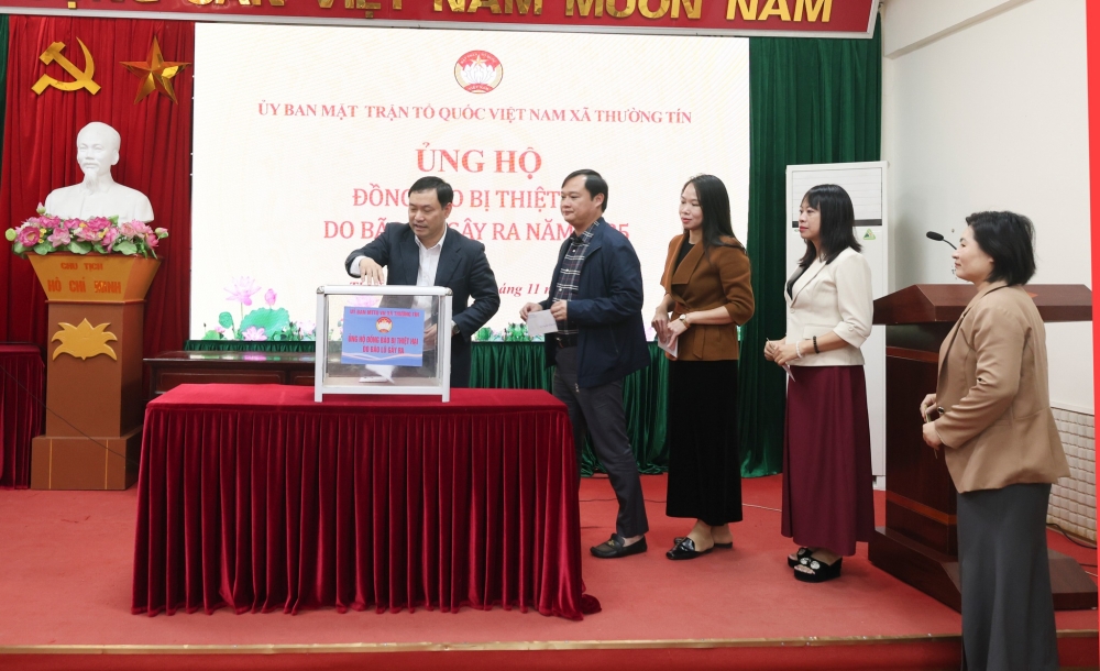 Chủ tịch UB MTTQ xã Thường Tín Nguyễn Toàn Thắng đóng góp ủng hộ đồng bào miền Trung chịu ảnh hưởng bởi lũ lụt, thiên tai