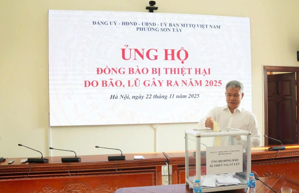 Bí thư Đảng ủy, Chủ tịch HĐND phường Sơn Tây Ngô Đình Ngũ ủng hộ người dân bị ảnh hưởng bởi lũ lụt