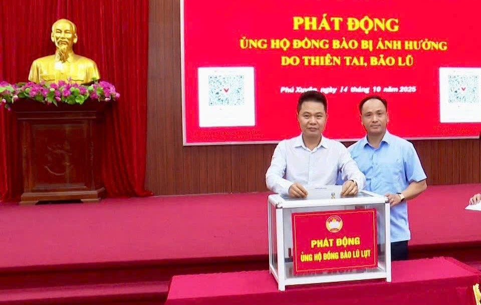 Thành ủy viên, Bí thư Đảng ủy xã Phú Xuyên Nguyễn Xuân Thanh tham gia ủng hộ đồng bào ảnh hưởng bởi lũ lụt