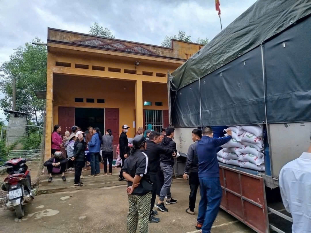 Những chuyến hàng thiện nguyện xuất phát từ Phú Xuyên đến với đồng bào bị lũ lụt