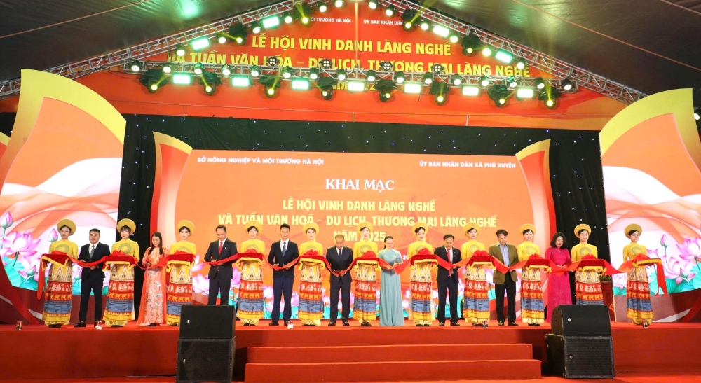 Các đại biểu thực hiện nghi thức cắt băng khai mạc lễ hội