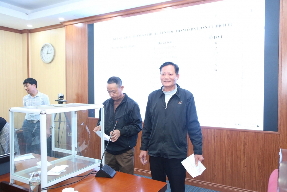 Niềm vui của người dân sau khi bốc thăm đất dịch vụ 