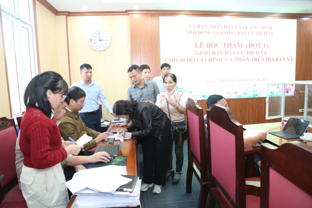 Người dân ký hồ sơ ngay sau khi bốc thăm vị trí thửa đất