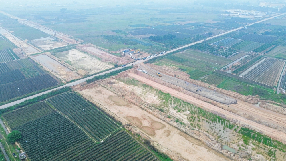 Tổng diện tích thu hồi đất khoảng 141,5 ha, liên quan đến trên 3000 hộ dân, chi phí giải phóng mặt bằng gần 3.000 tỷ đồng. Tổng diện tích thu hồi đất khoảng 141,5 ha, liên quan đến trên 3000 hộ dân, chi phí giải phóng mặt bằng gần 3.000 tỷ đồng.