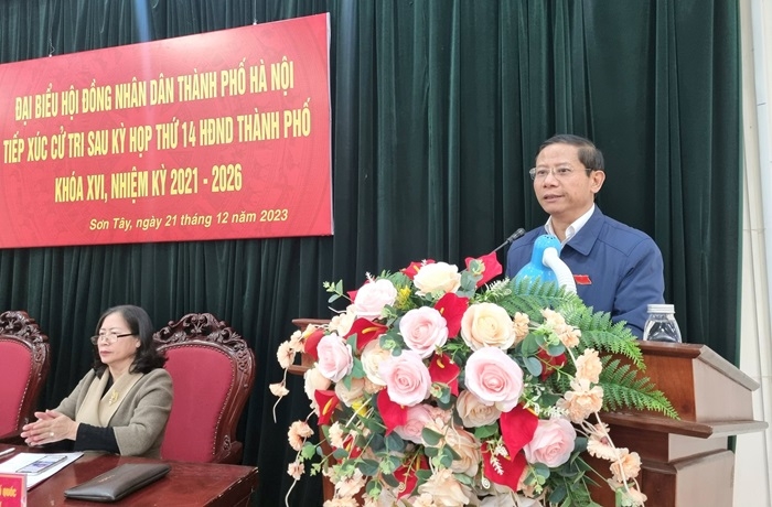 Đại biểu Nguyễn Đình Lưu, Phó Tư lệnh Bộ Tư lệnh Thủ đô Hà Nội trao đổi với cử tri thị xã Sơn Tây