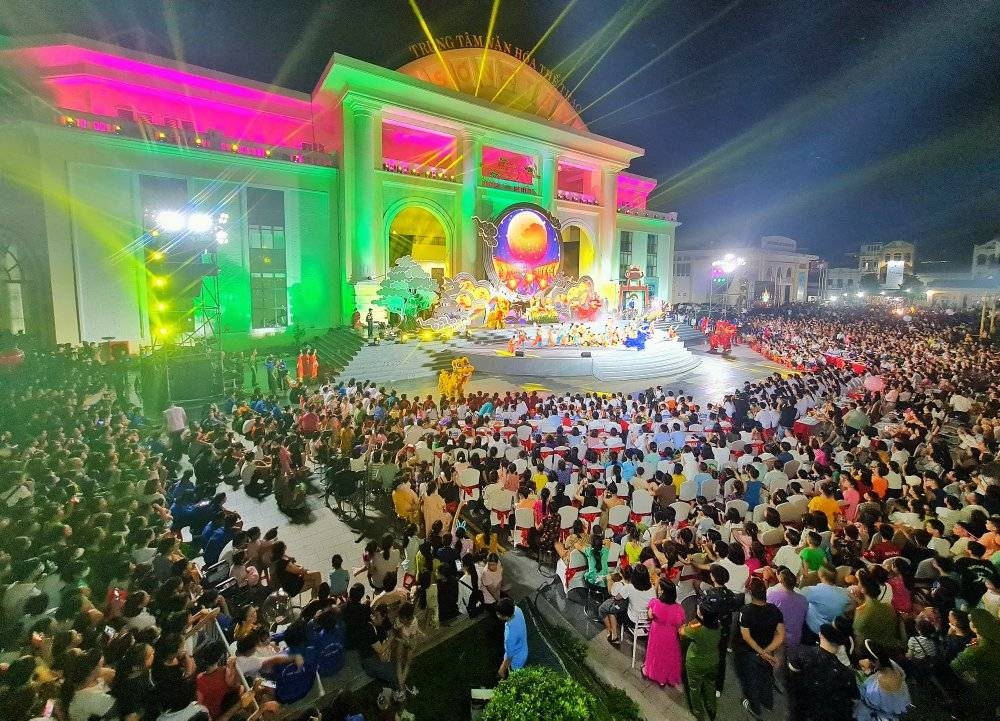 Hàng vạn du khách tham gia lễ hội Trung thu Thành cổ - thị xã Sơn Tây