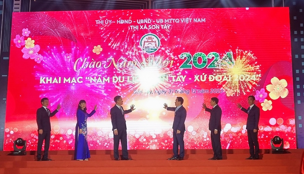 Các đại biểu nhấn nút khai mạc năm du lịch thị xã Sơn Tây - xứ Đoài 2024