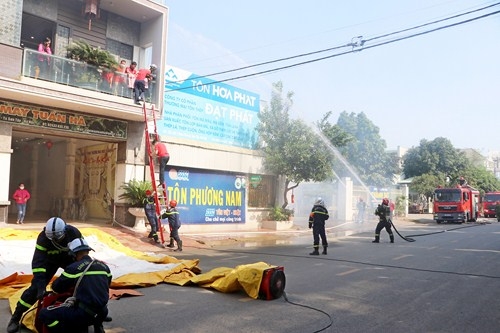 Lực lượng chữa cháy chuyên nghiệp triển khai các biện pháp chữa cháy Lực lượng chữa cháy chuyên nghiệp triển khai các biện pháp chữa cháy