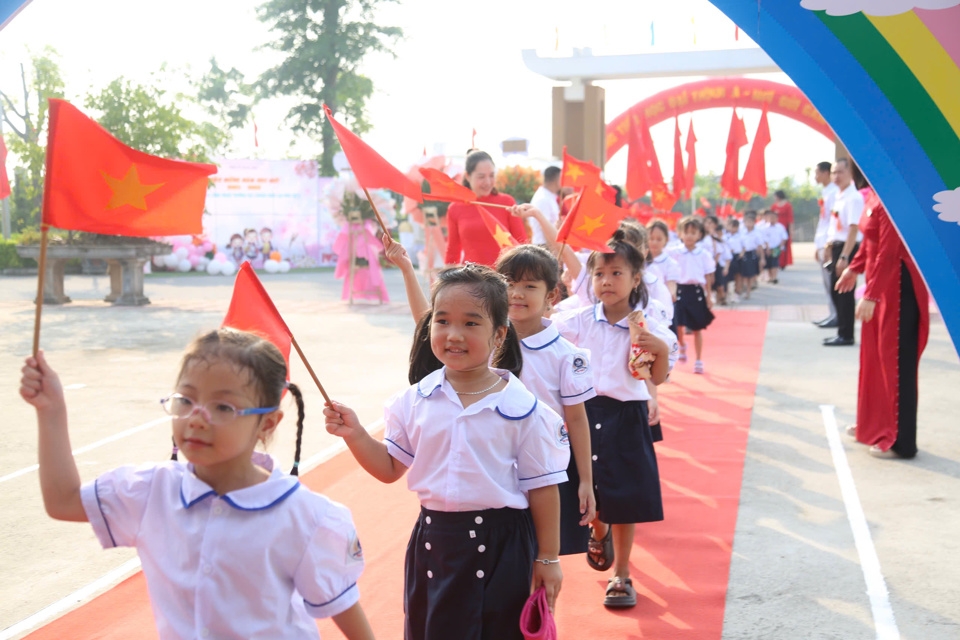 Học sinh Mê Linh thi tiếng Anh, nhảy đường phố chào mừng festival hoa