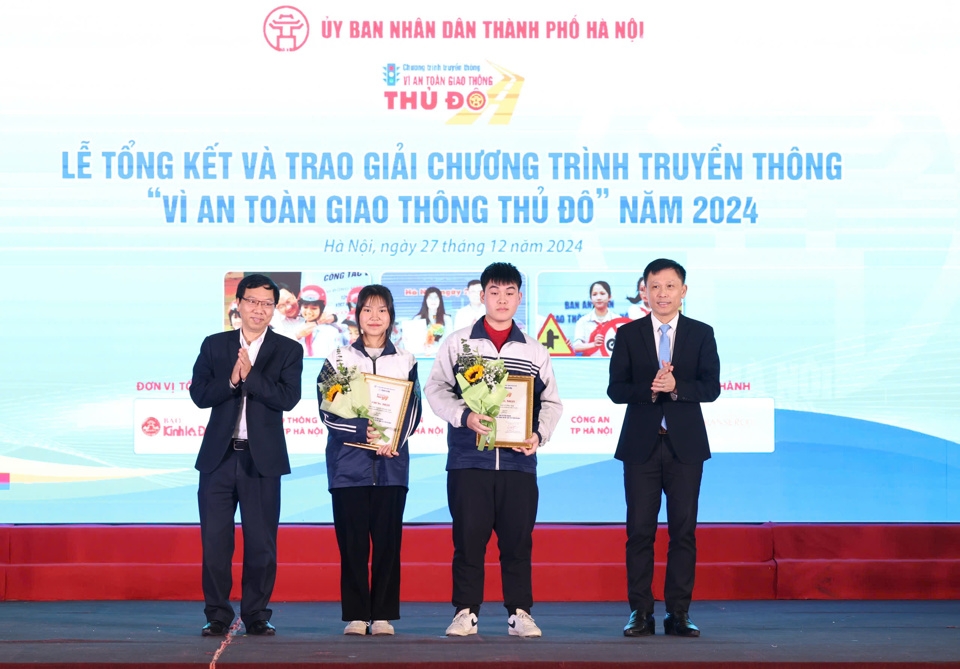 Ban Tổ chức trao giải Nhất cho hai this sinh đạt giải Cuộc thi trắc nghiệm Vì an toàn giao thông Thủ đô