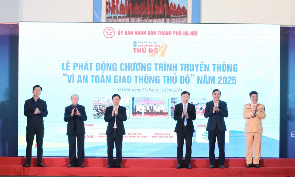 Học sinh Hà Nội hào hứng tìm hiểu văn hóa giao thông