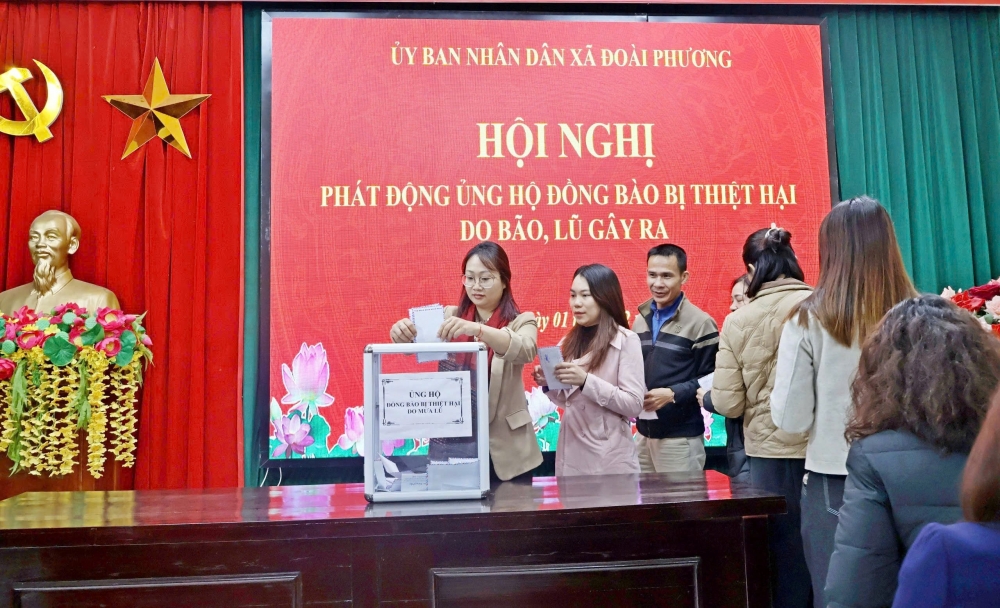 Ngay sau phát động, các đồng chí lãnh đạo UBND, cán bộ, công chức, viên chức, nhân viên trong cơ quan UBND xã đã trực tiếp tham gia ủng hộ tổng số tiền 42,322 triệu đồng.