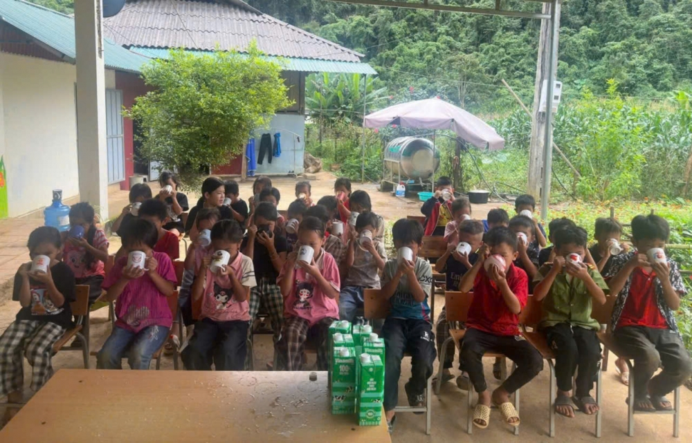 Trẻ em tại Lũng Cà- Xã Thần Sa - tỉnh Thái Nguyên được uống sữa từ dự án