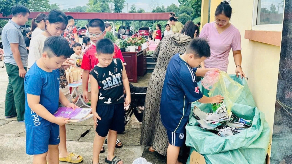 Các bạn nhỏ háo hức với hoạt động đổi rác lấy cây