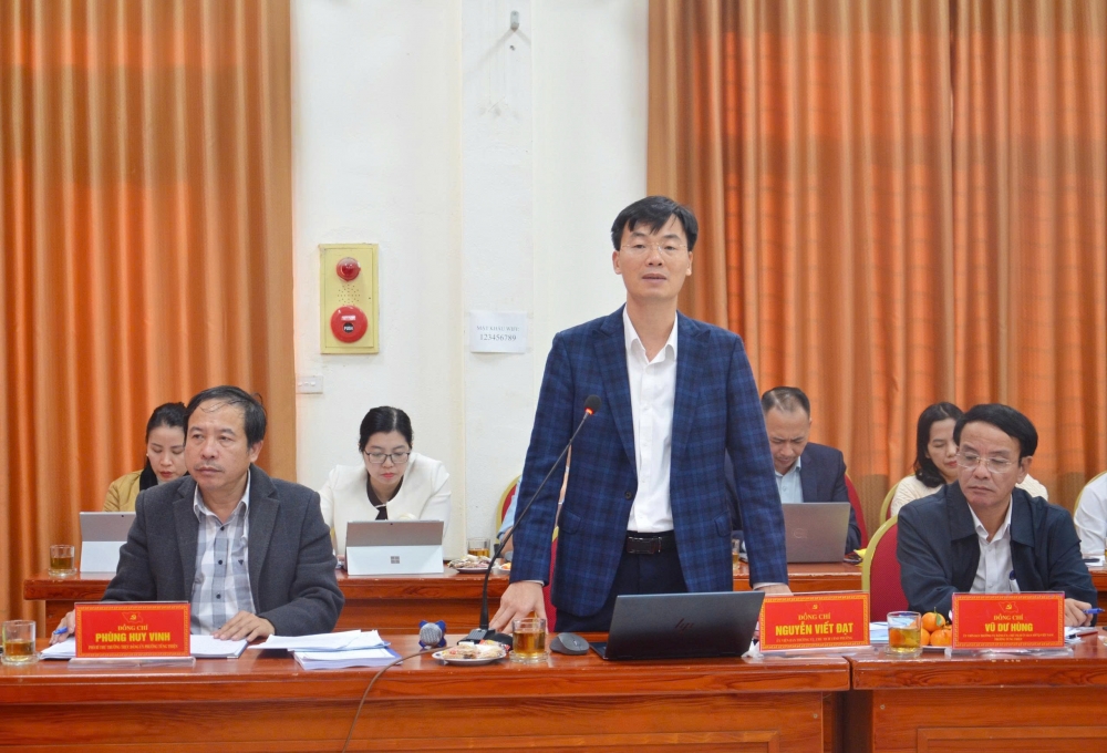 Chủ tịch UBND phường Tùng Thiện Nguyễn Viết Đạt báo cáo tại hội nghị. Ảnh: Kiều Hương