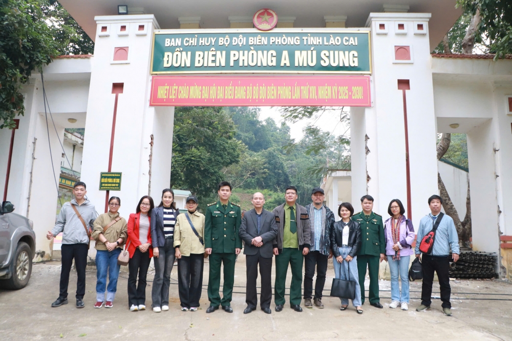 Người làm báo Thủ đô dâng hương tưởng nhớ liệt sỹ tại biên giới phía Bắc