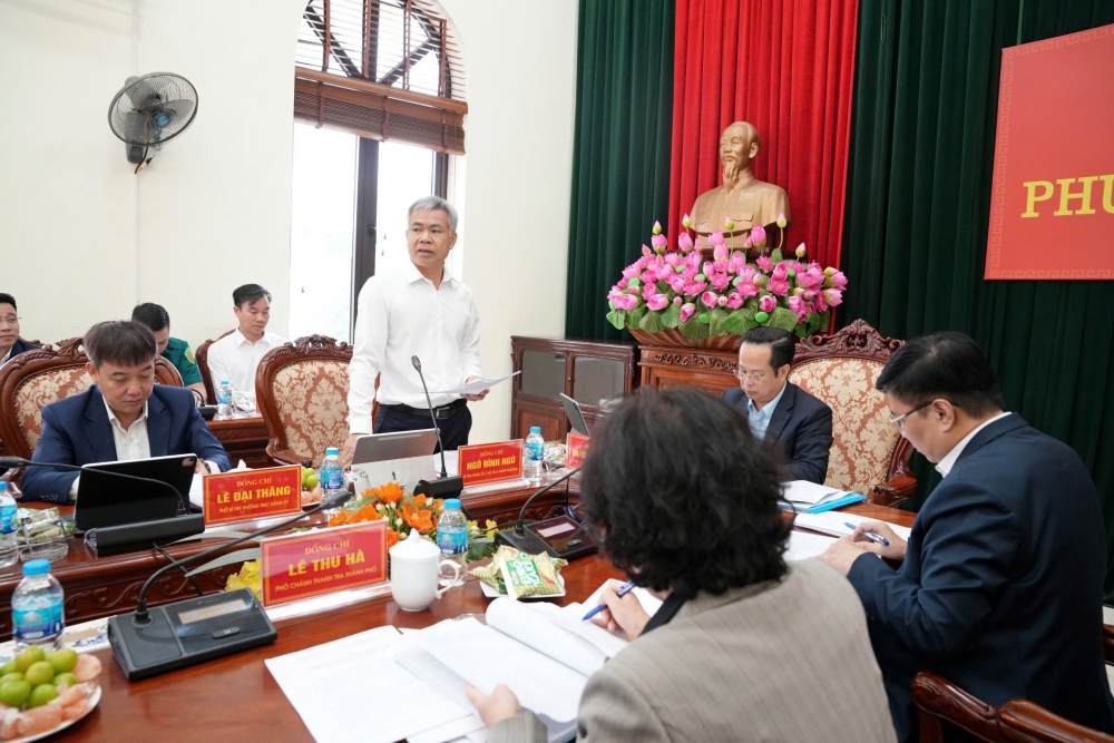 Báo cáo với Đoàn giám sát về công tác lãnh đạo, chỉ đạo, tổ chức thực hiện một số chuyên đề trọng tâm, cấp bách cuối năm 2025 trên địa bàn, đ/c Ngô Đình Ngũ - Bí thư Đảng ủy – Chủ tịch HĐND phường Sơn Tây 