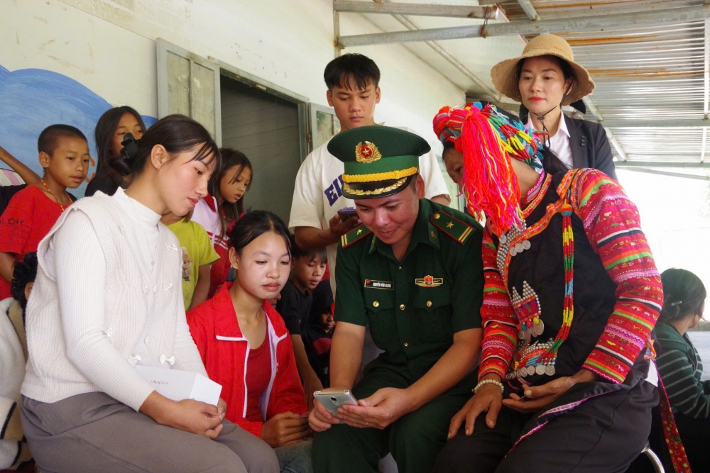 Tỉnh Lai Châu: Bộ đội quân hàm xanh, thắp sáng con đường số hóa Tỉnh Lai Châu: Bộ đội quân hàm xanh, thắp sáng con đường số hóa